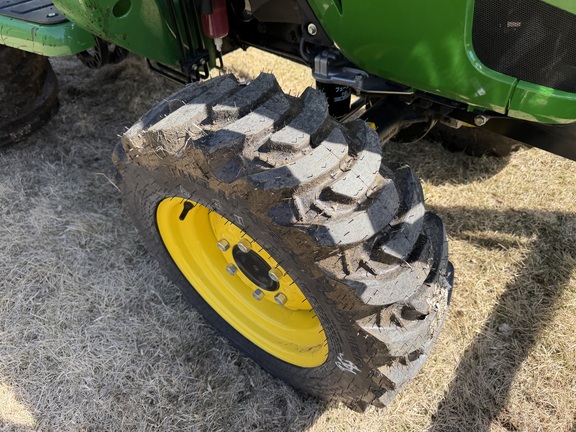 2025 John Deere 3038E - Photo11