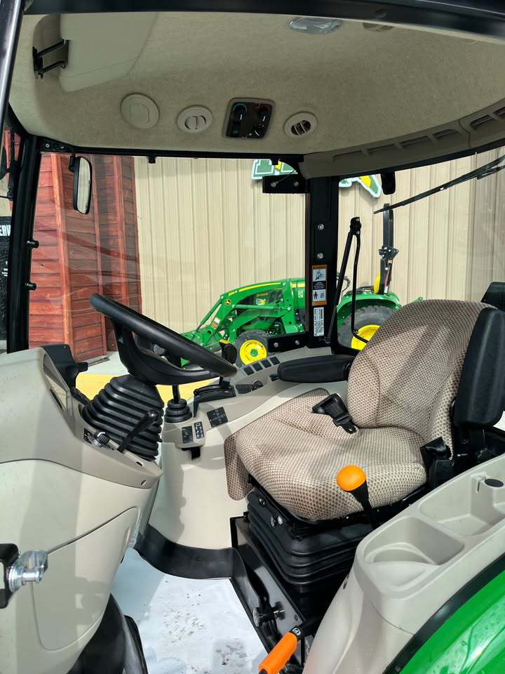 2026 John Deere 3046R Image 6