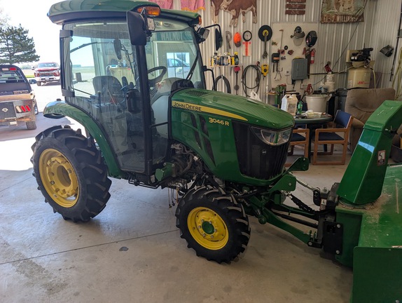  John Deere 3046R