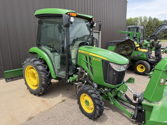  John Deere 3046R