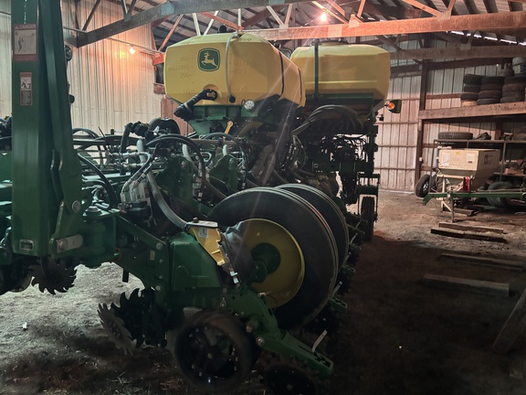  John Deere 1775NT