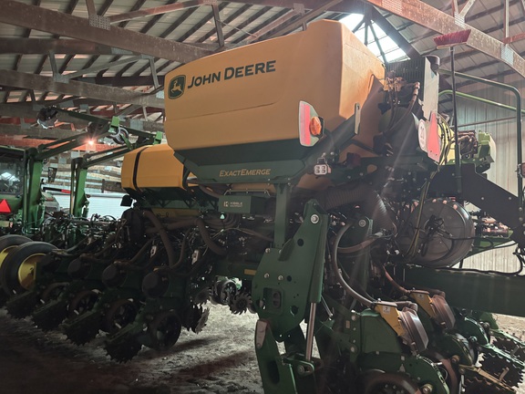 2025 John Deere 1775NT - Photo11