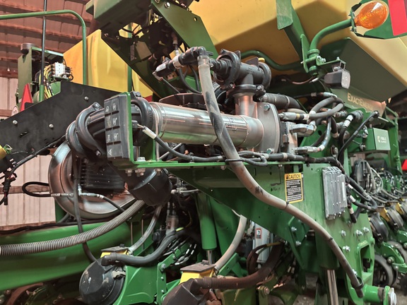 2025 John Deere 1775NT - Photo12