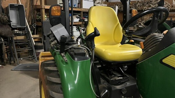2016 John Deere 3033R
