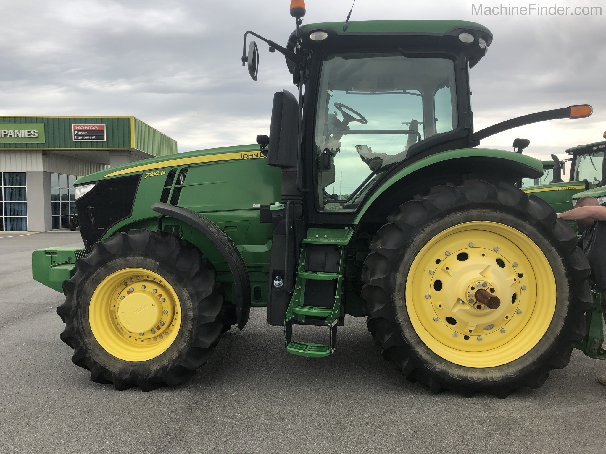 2014 John Deere 7210R Image 4