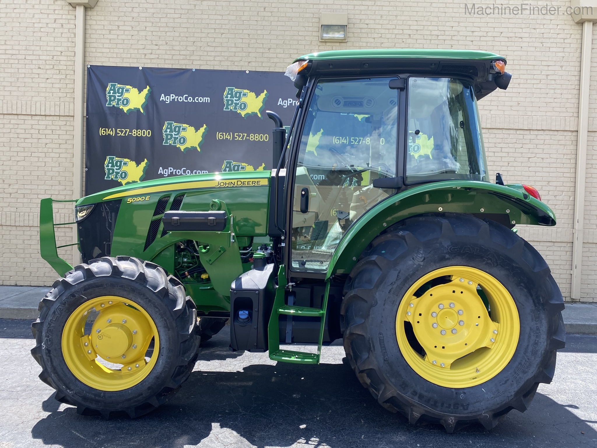 2020 John Deere 5090E Image 1
