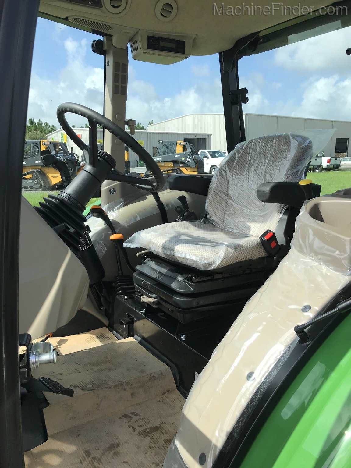 2020 John Deere 5055E Image 6