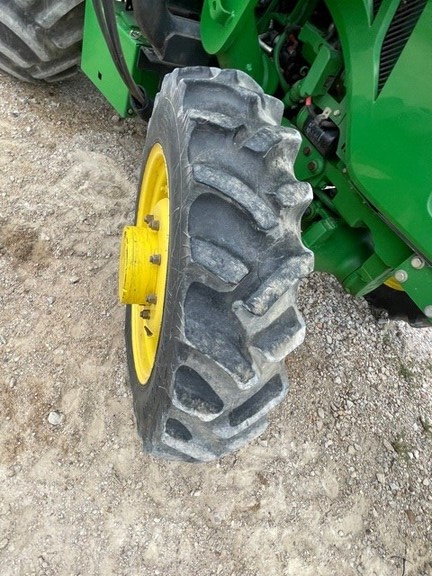 2016 John Deere 5055E Image 5