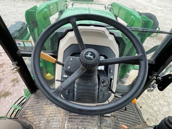 2016 John Deere 5055E Image 10