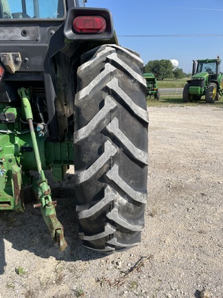 John Deere 3055 Image 5