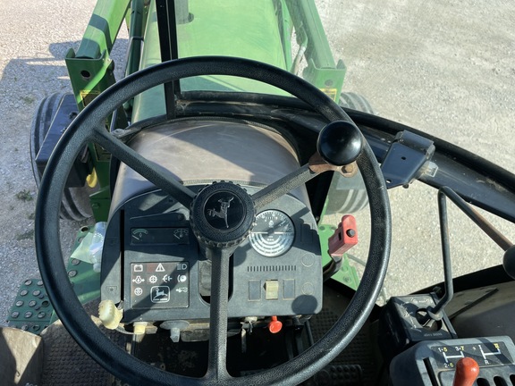 John Deere 3055 Image 11