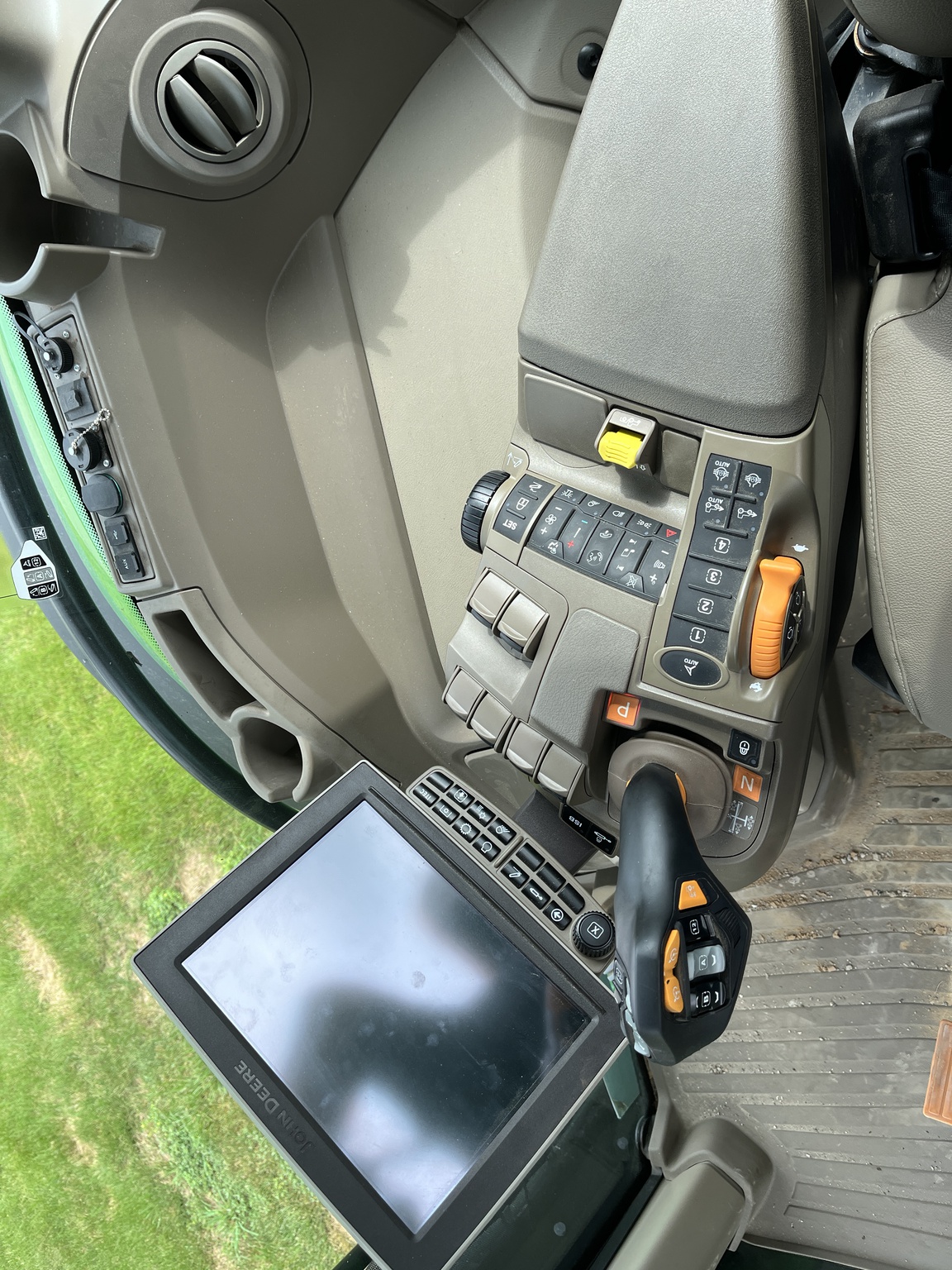  2023 John Deere 8R 370 at Heritage Tractor in Kewanee, IL