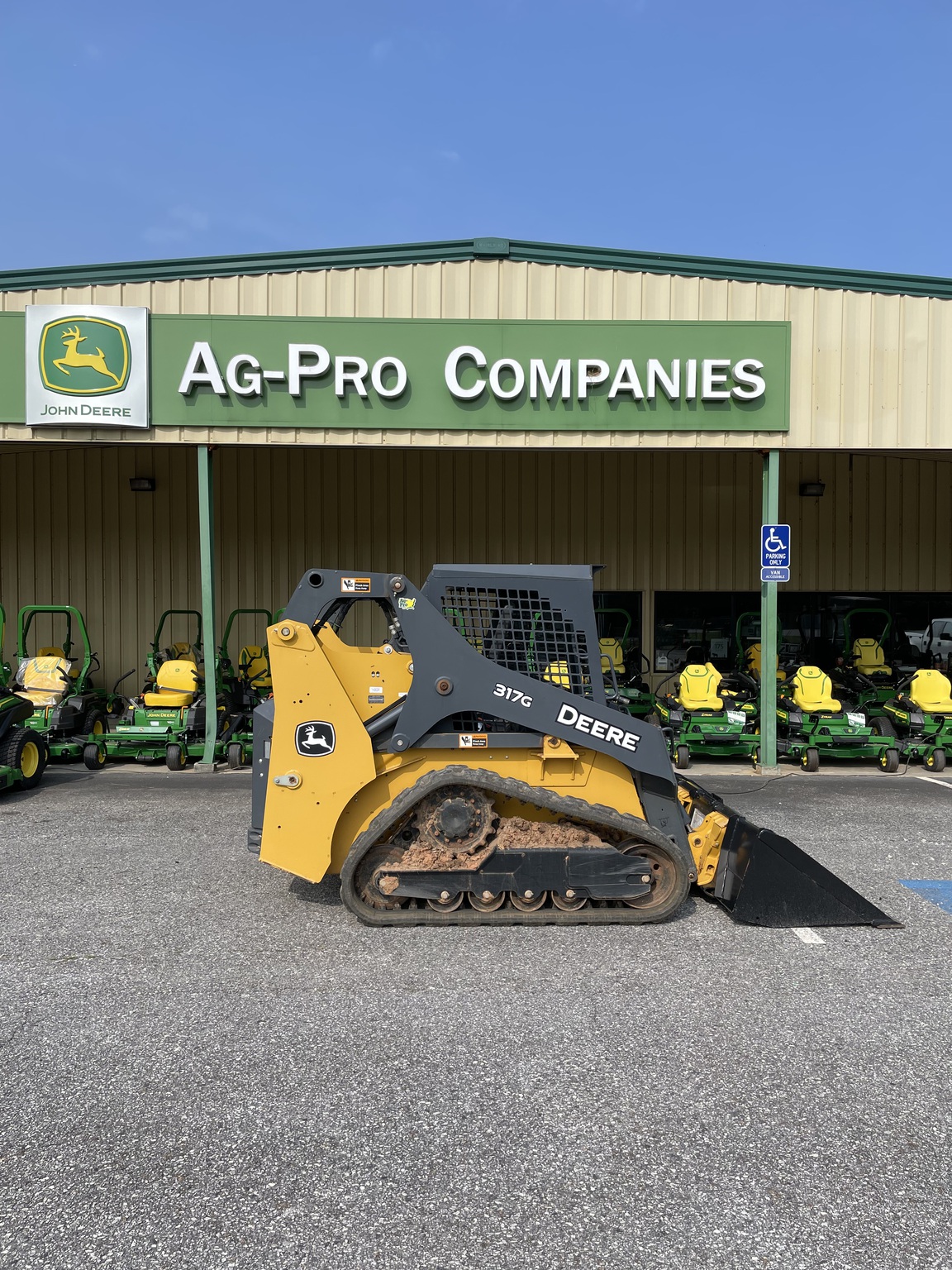 2017 John Deere 317G Image 4