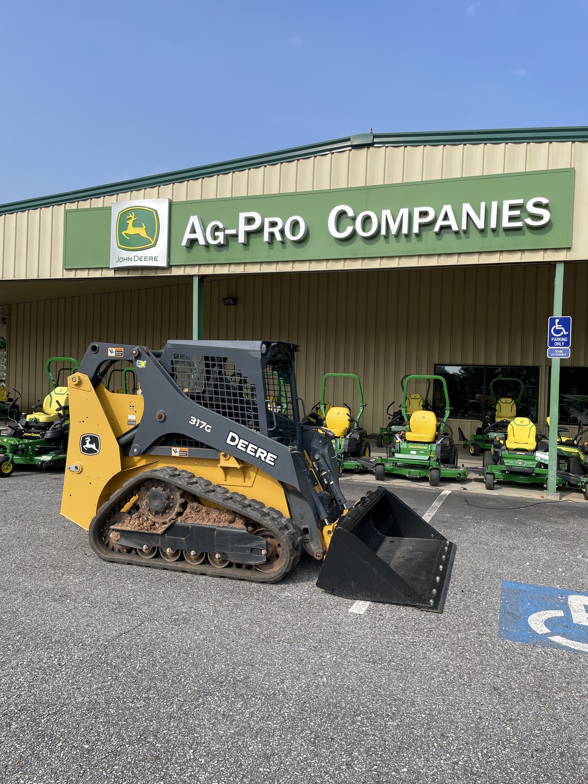 2017 John Deere 317G Image 5