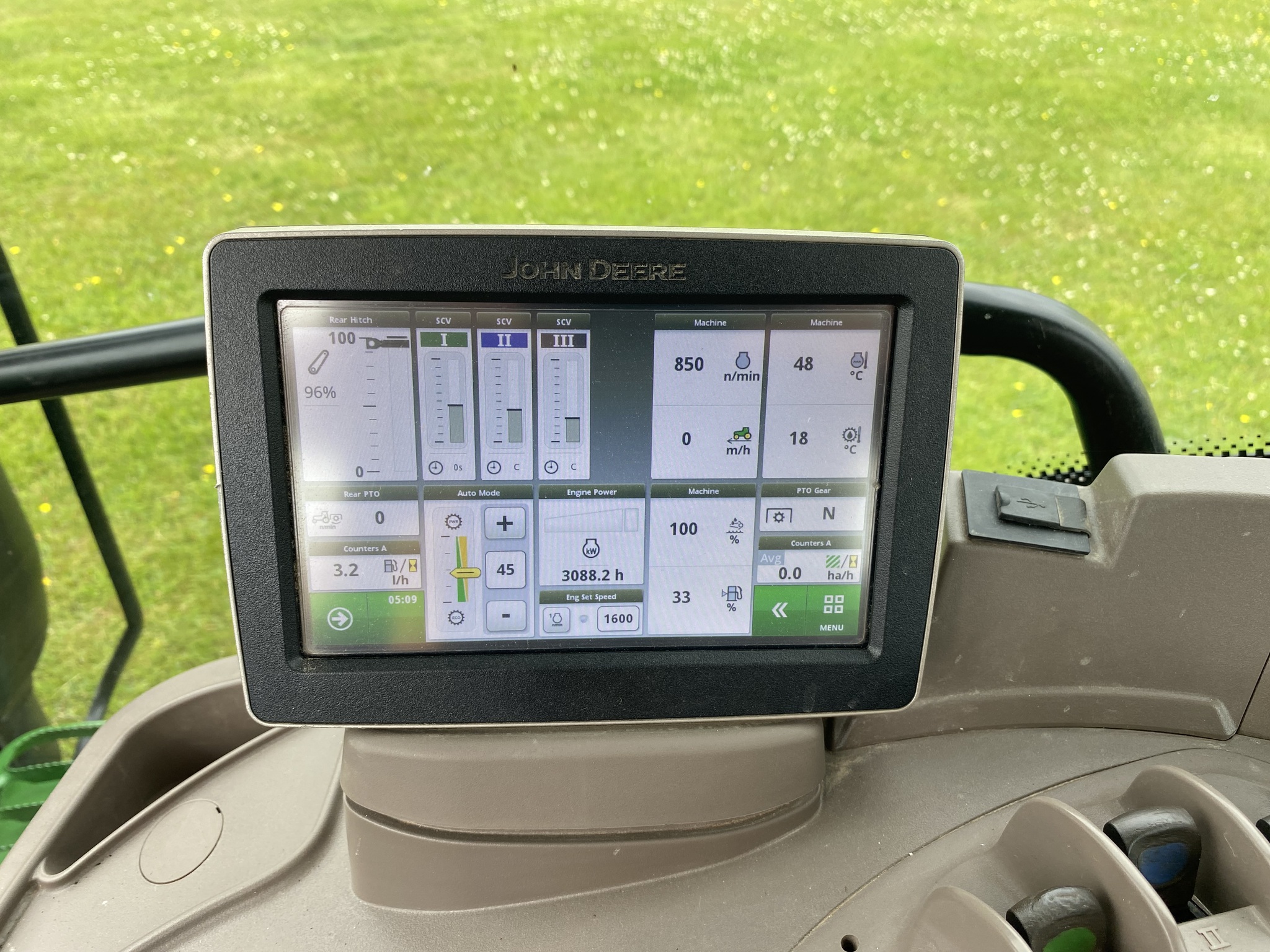 2016 John Deere 6130R Image 32