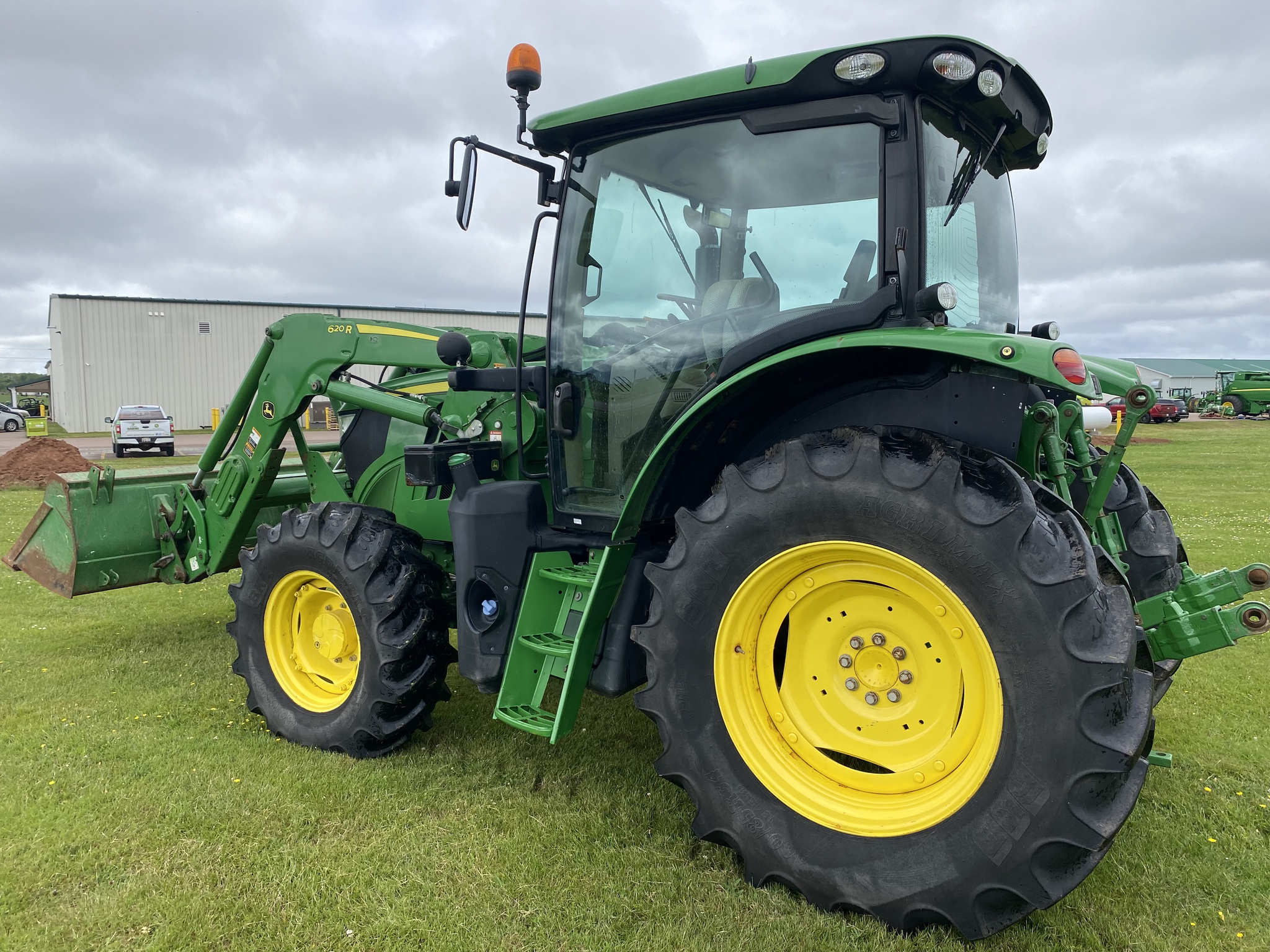 2016 John Deere 6130R Image 4