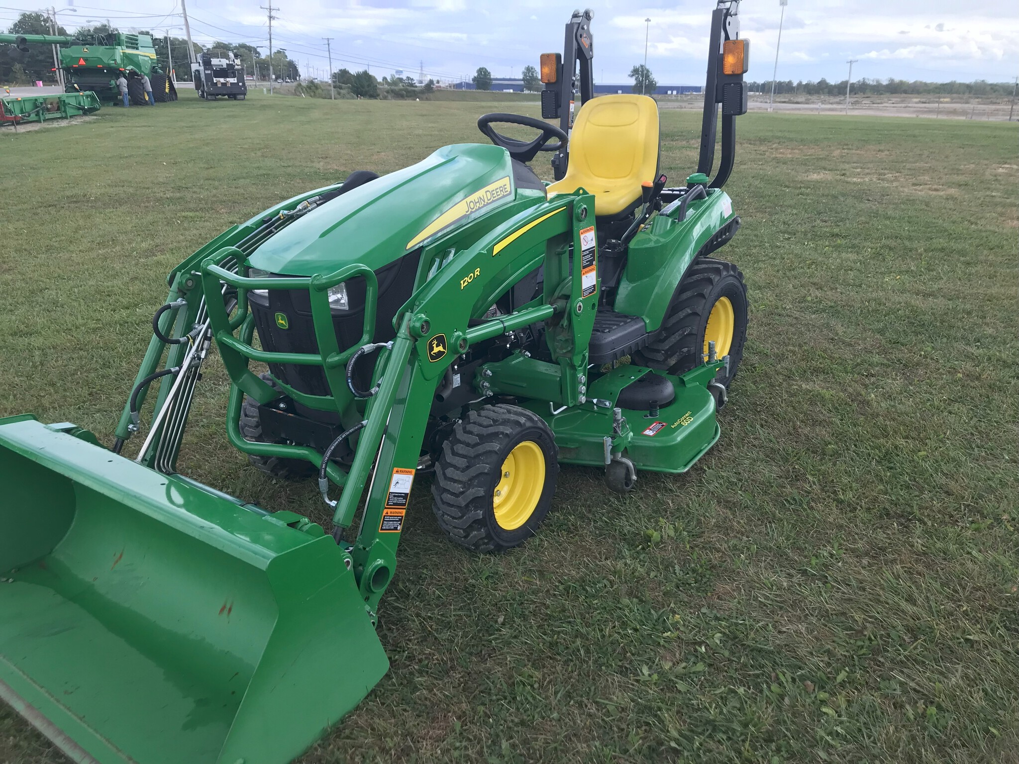 2021 John Deere 1023E Image 8