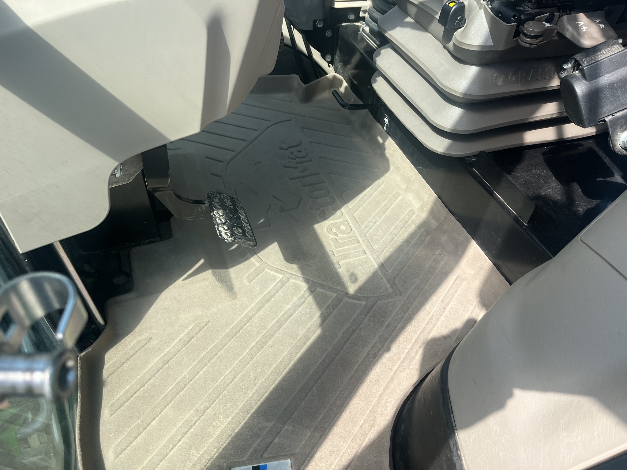 2020 John Deere 6120E Image 17