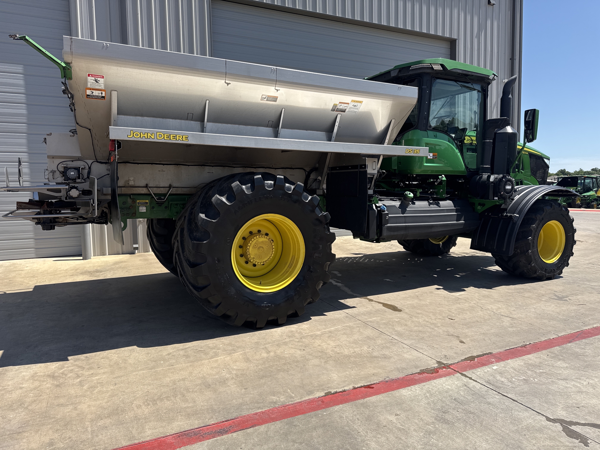 2023 John Deere 800R Image 9