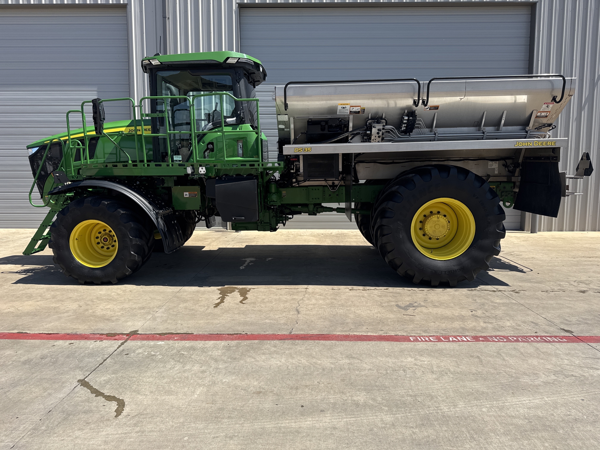 2023 John Deere 800R Image 1