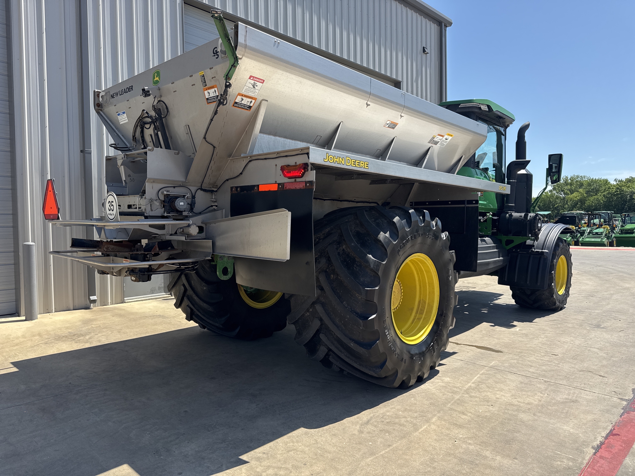 2023 John Deere 800R Image 10