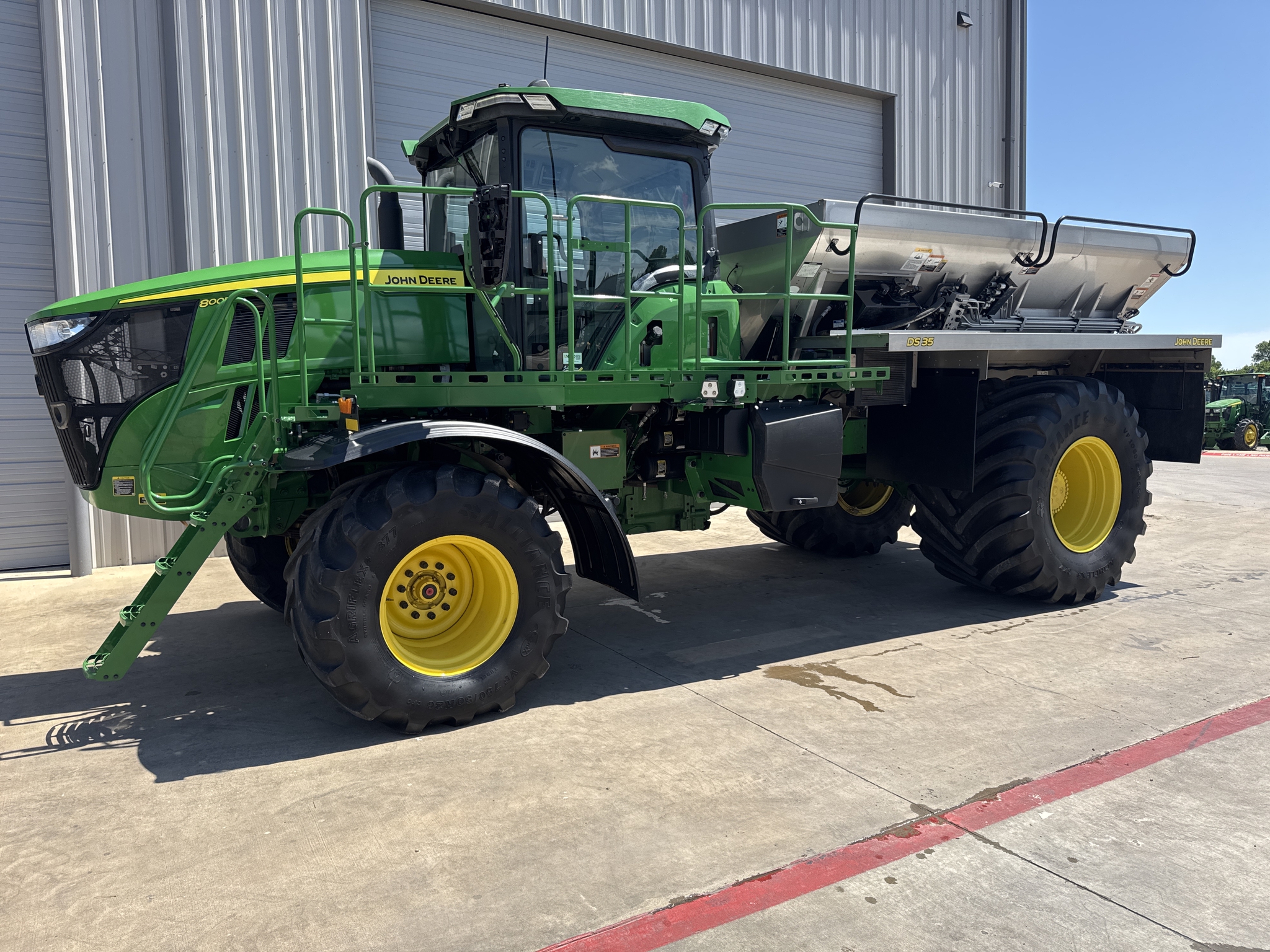 2023 John Deere 800R Image 2