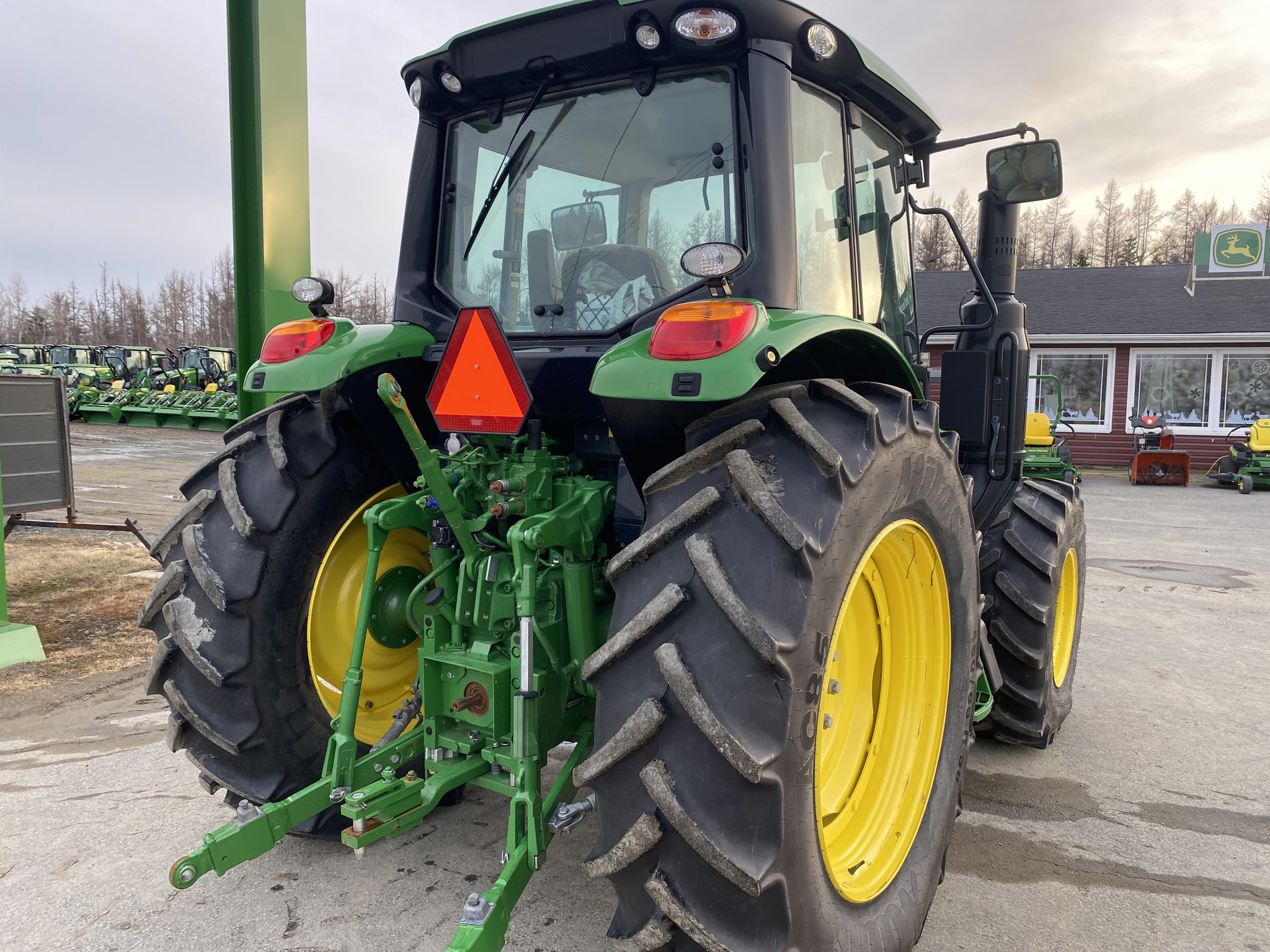 2022 John Deere 6120M Image 18