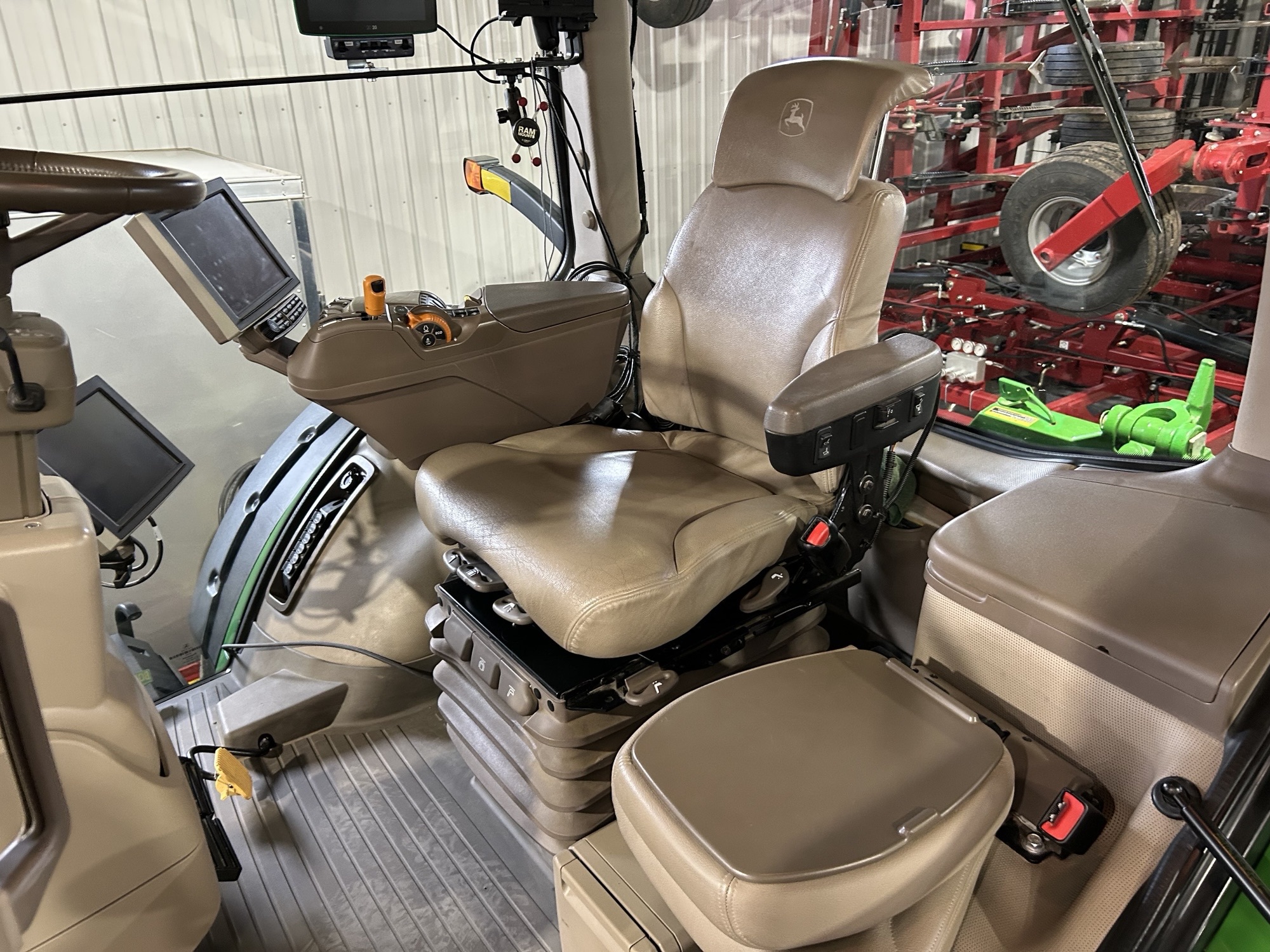 2018 John Deere 8370R Image 8