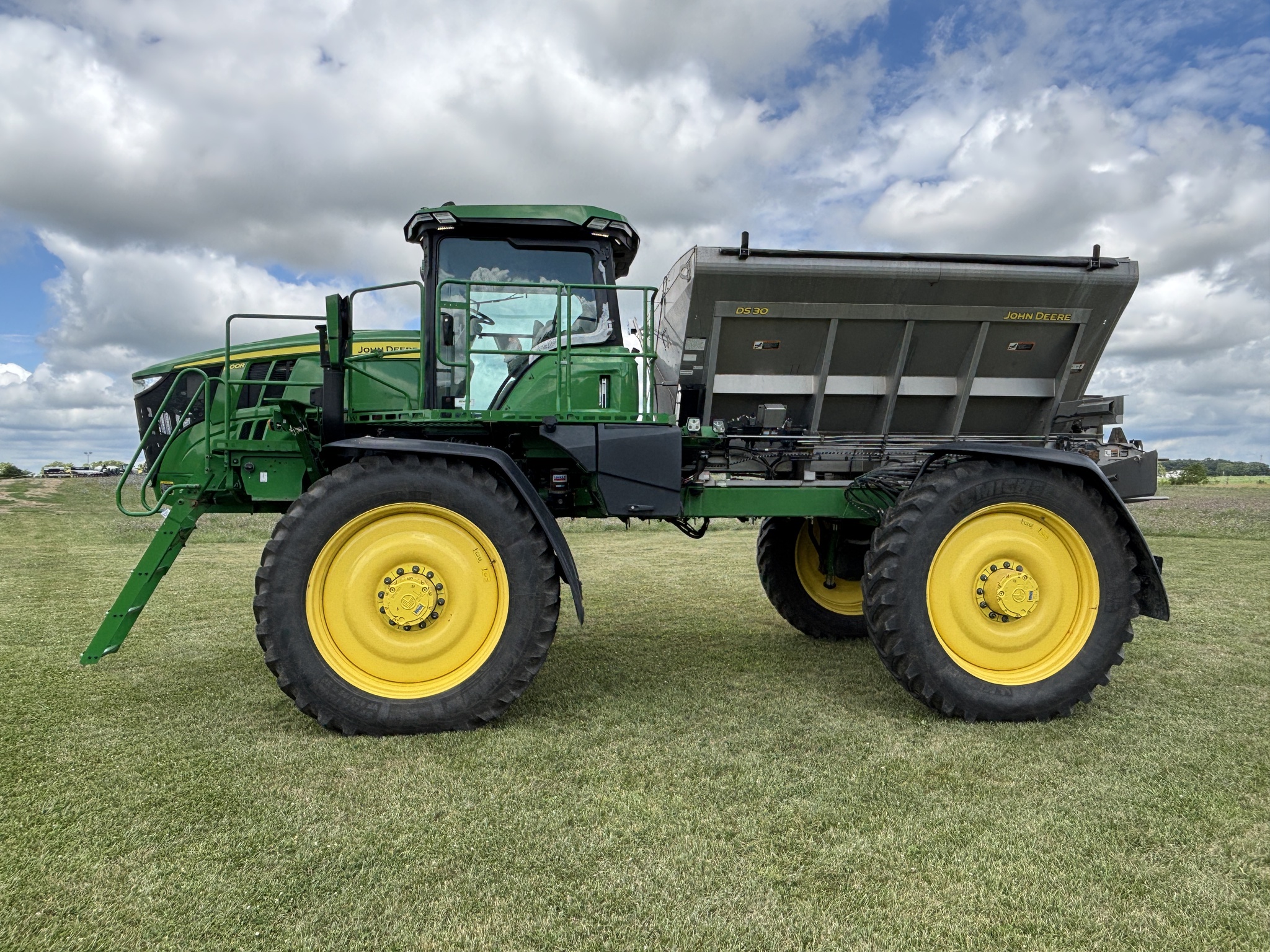 Used 2023 John Deere 600R Self Propelled Sprayers at Koenig Equipment in Greenfield, IN - PhotoXL1