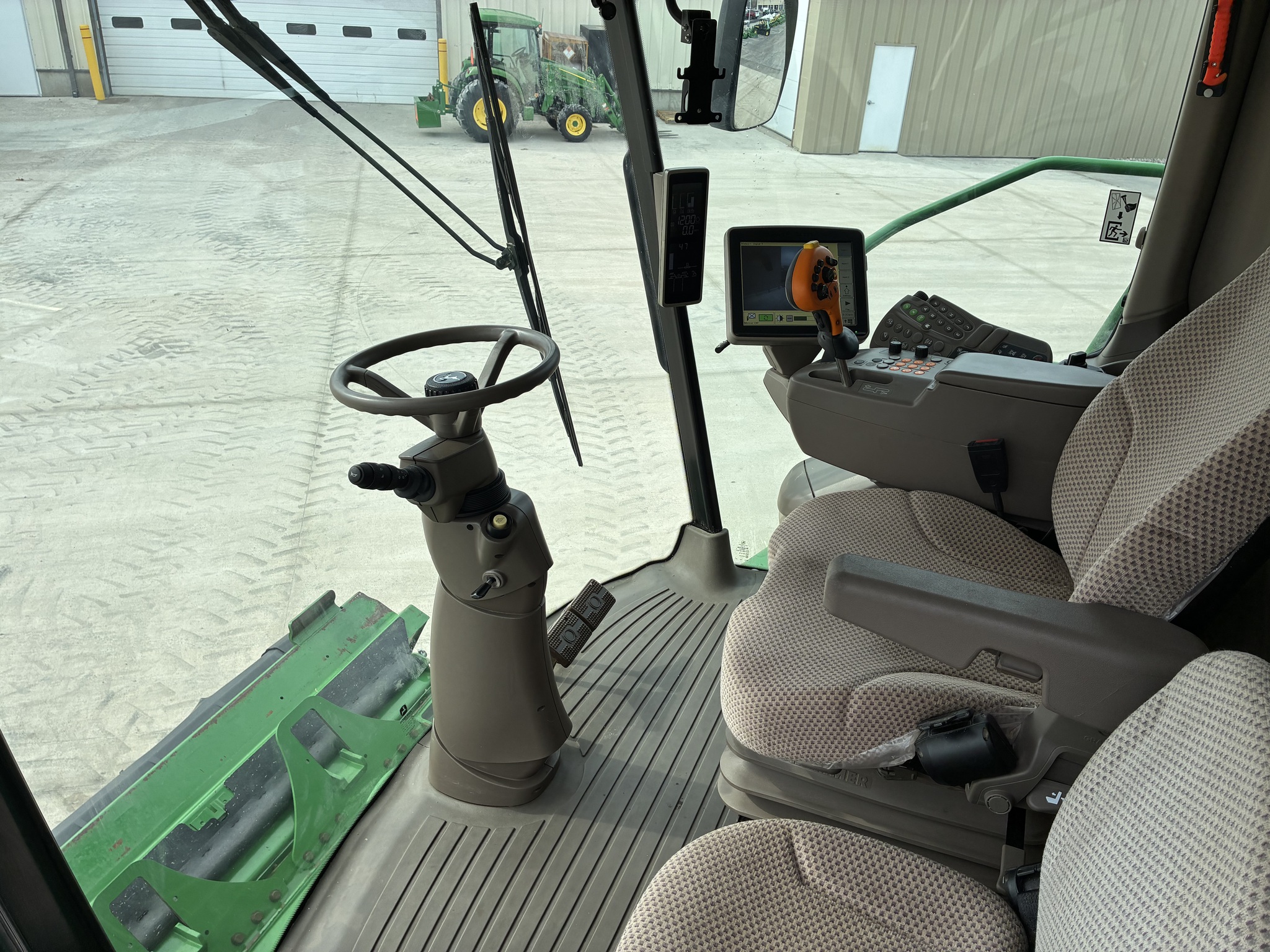 2015 John Deere S680 Image 9