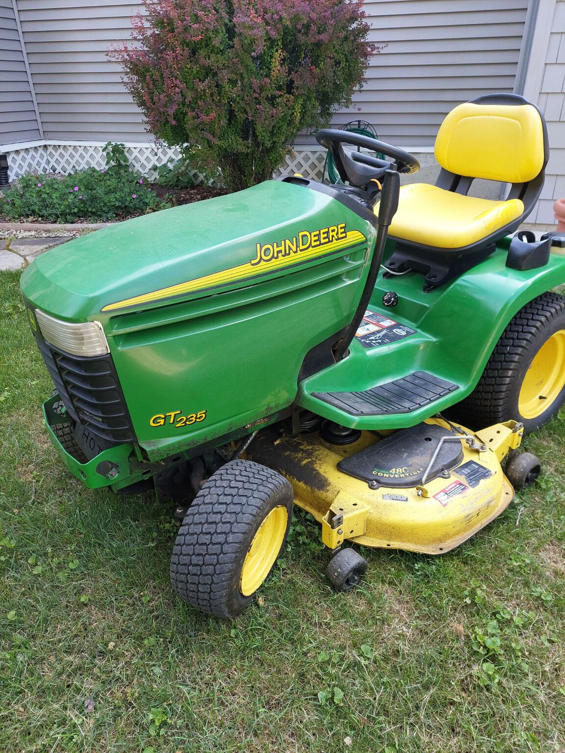 2002 John Deere GT235 Image 1