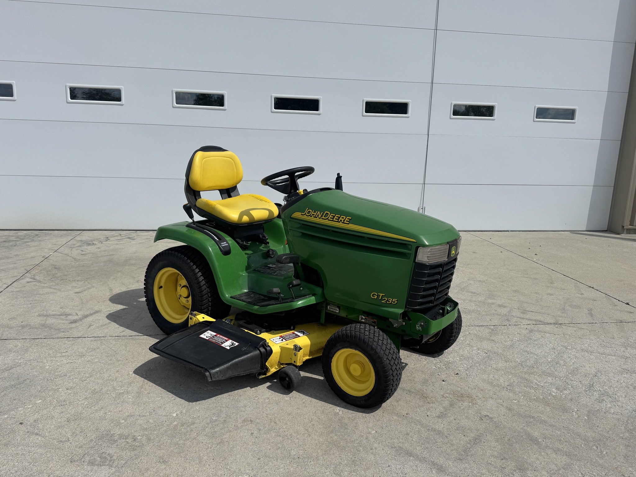 2002 John Deere GT235 Image 1