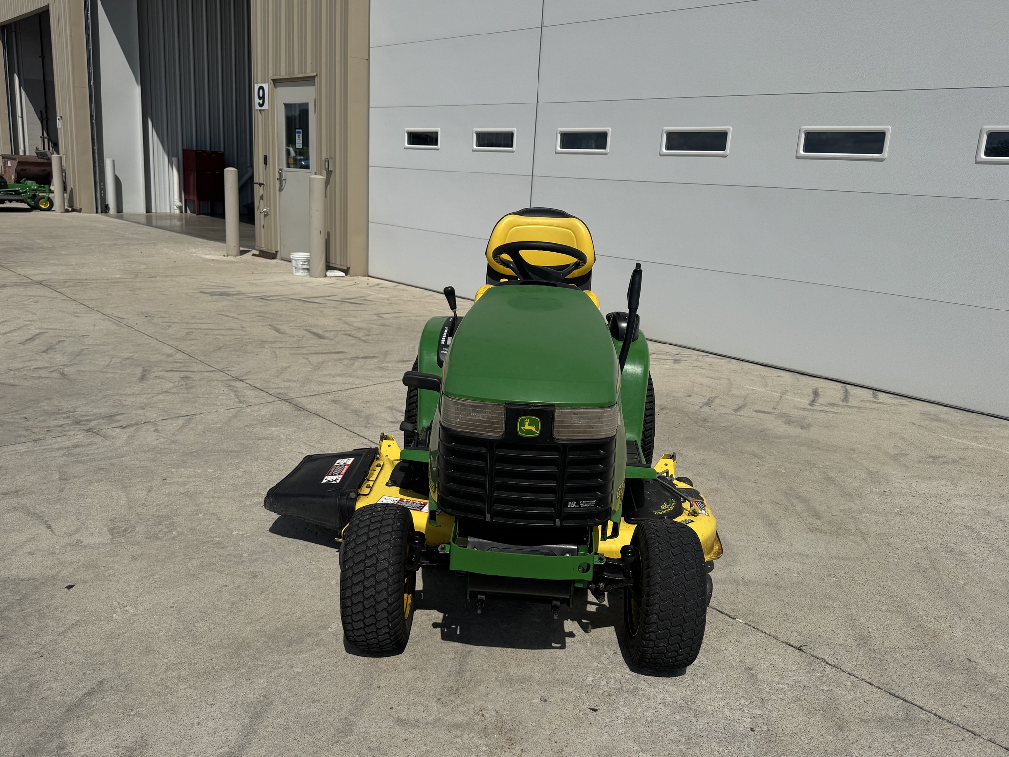 2002 John Deere GT235 Image 2