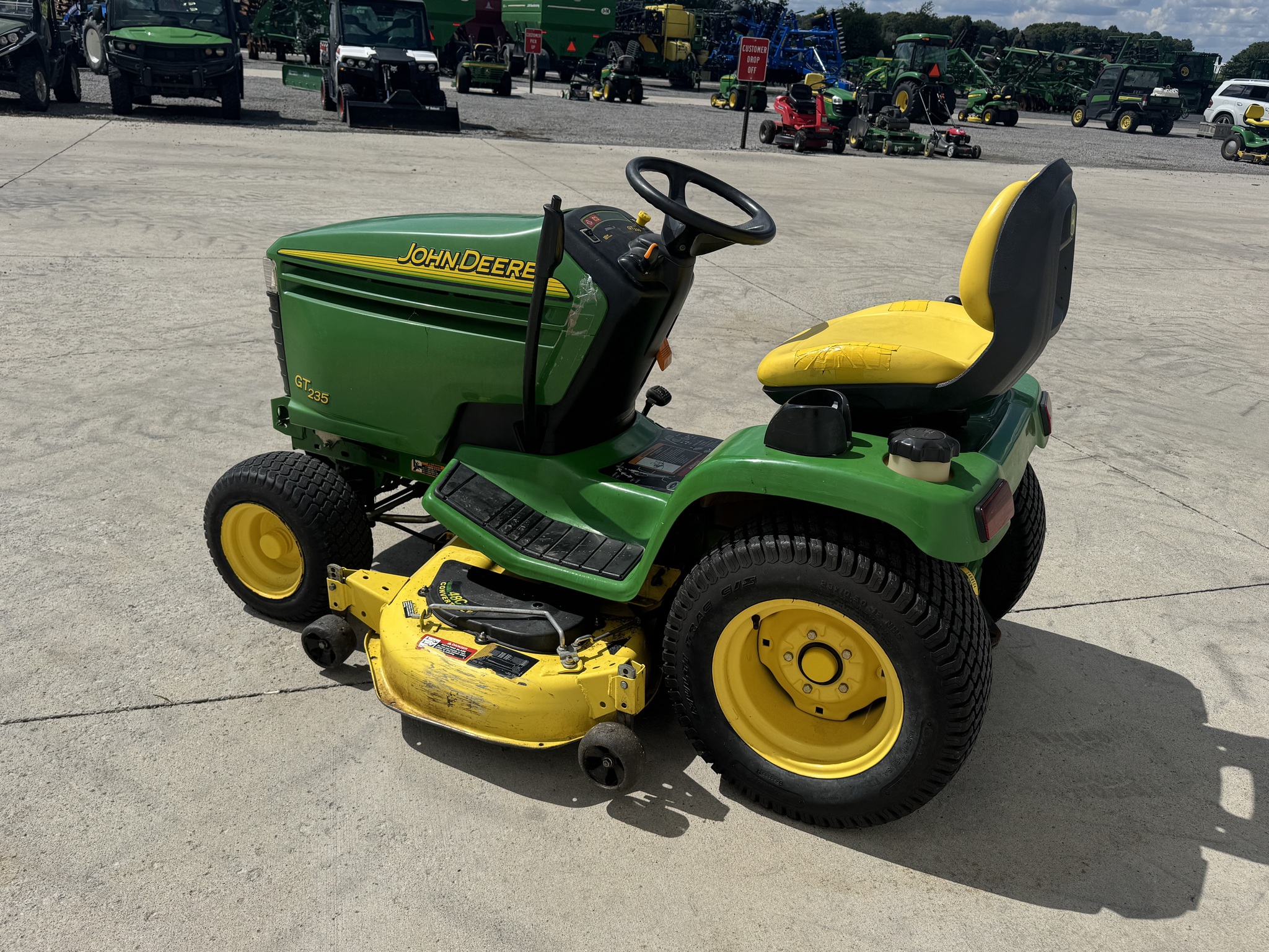 2002 John Deere GT235 Image 4