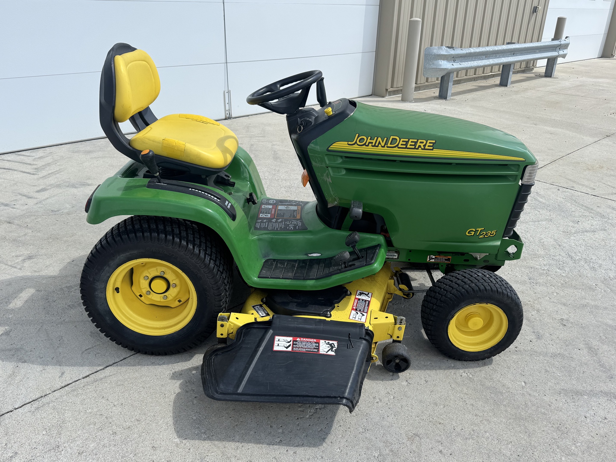 2002 John Deere GT235 Image 7