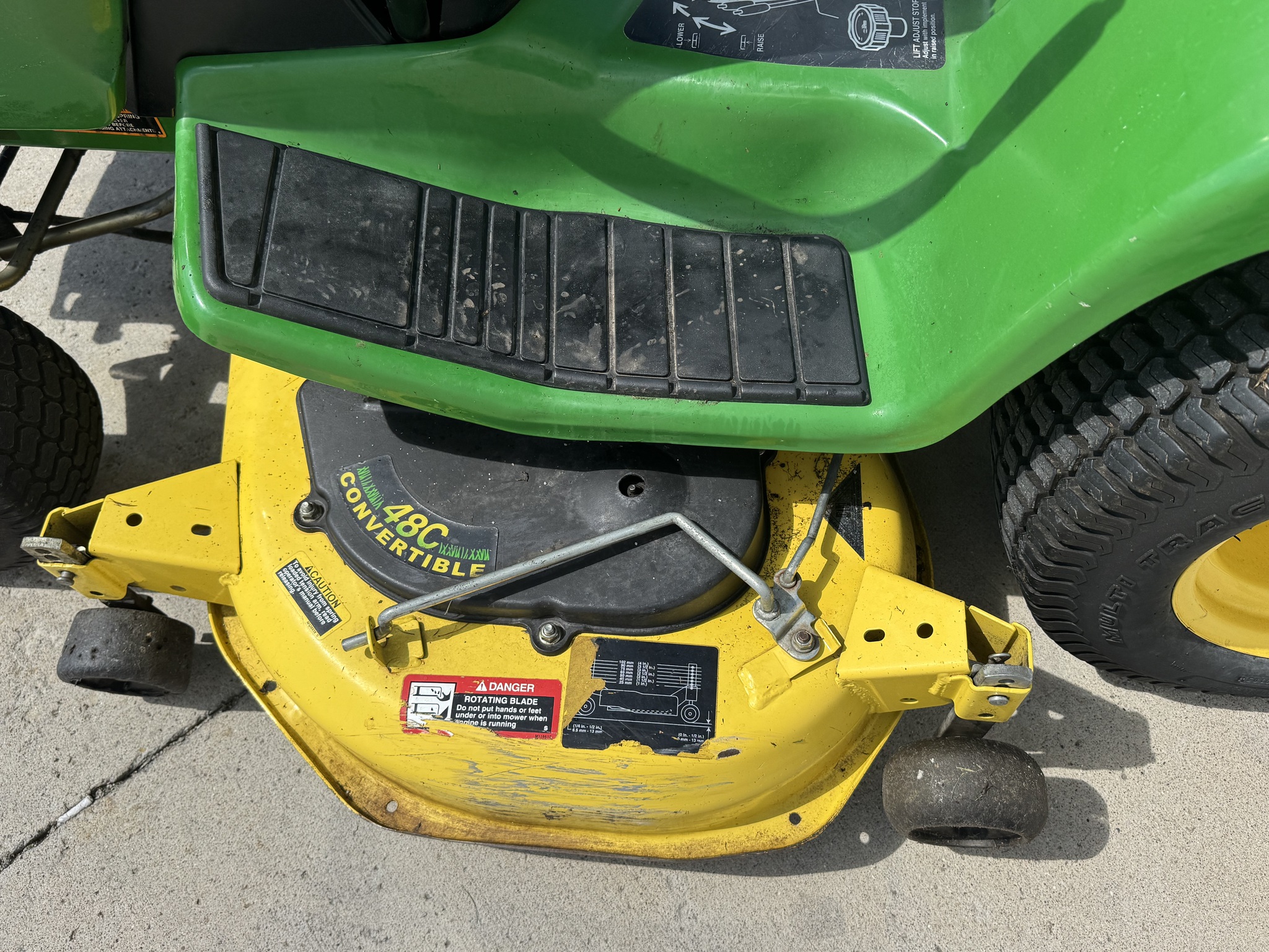2002 John Deere GT235 Image 9