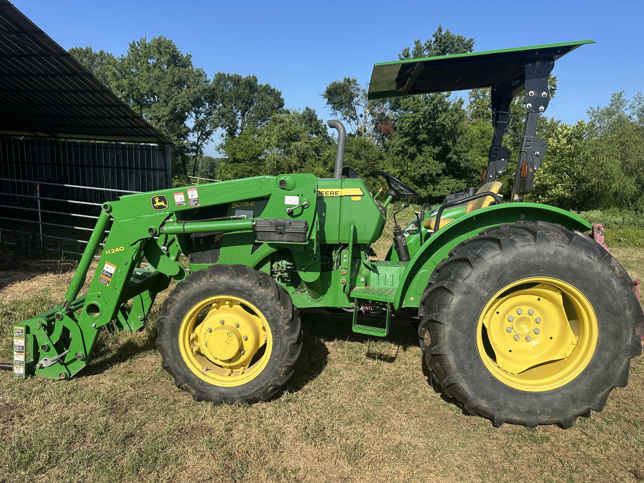 2017 John Deere 5075E Image 1