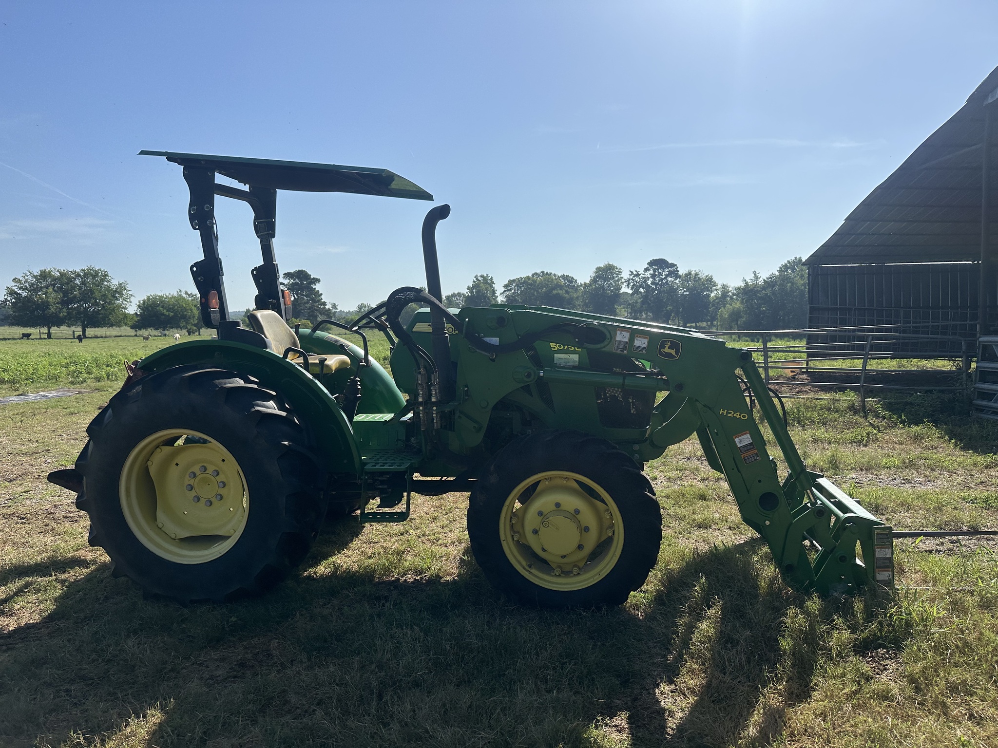 2017 John Deere 5075E Image 5