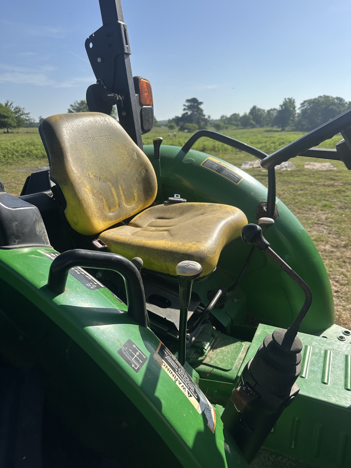 2017 John Deere 5075E Image 10