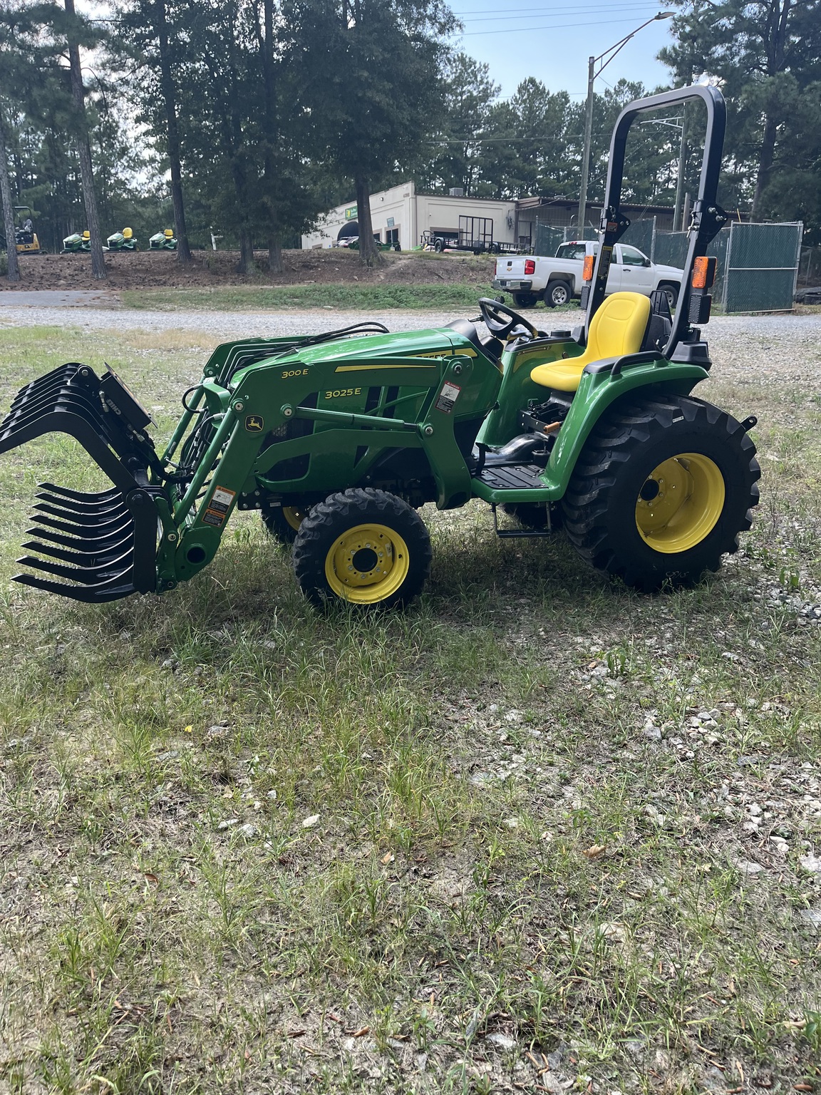 2025 John Deere 3025E Image 3