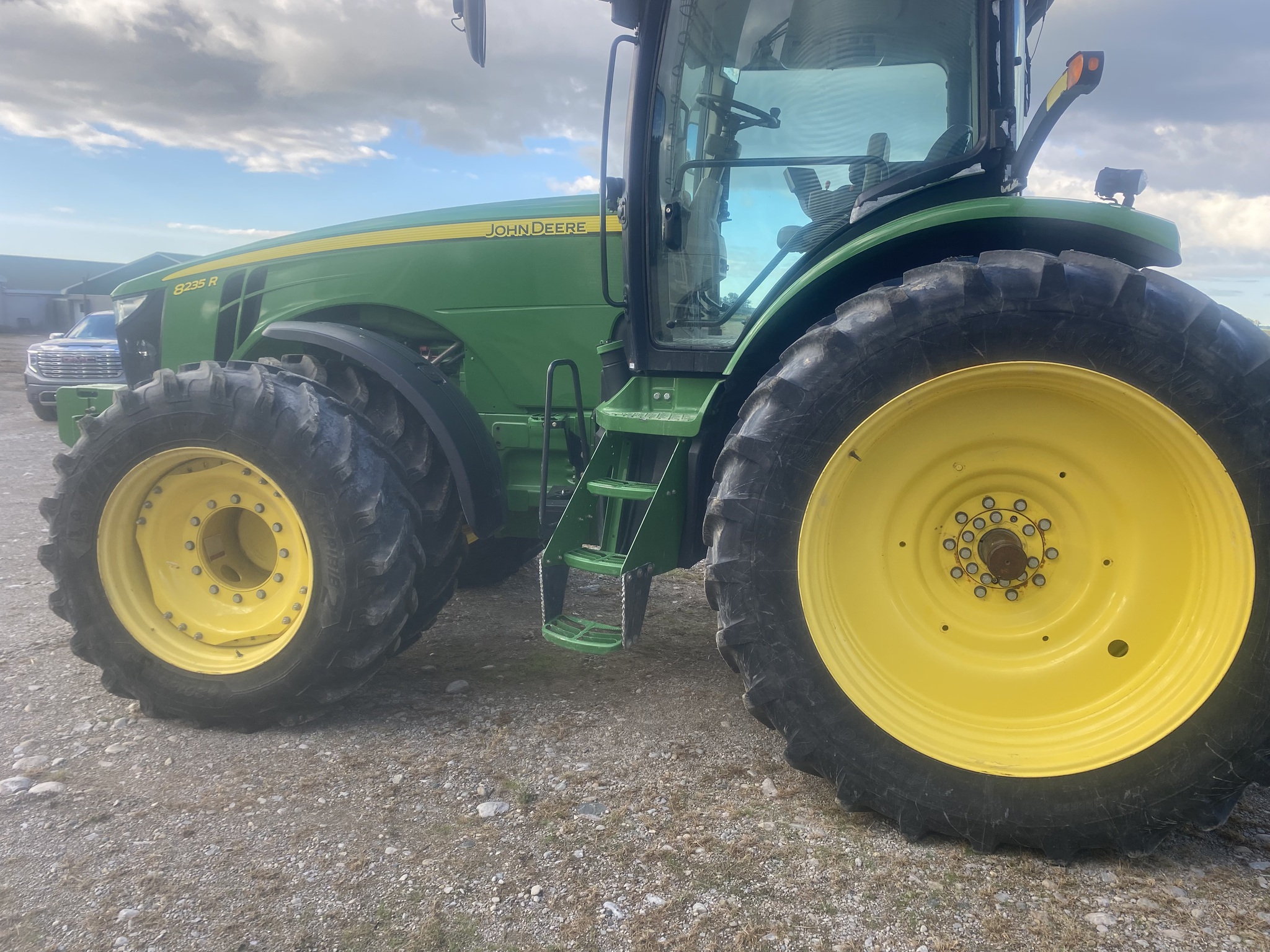 2013 John Deere 8235R Image 3