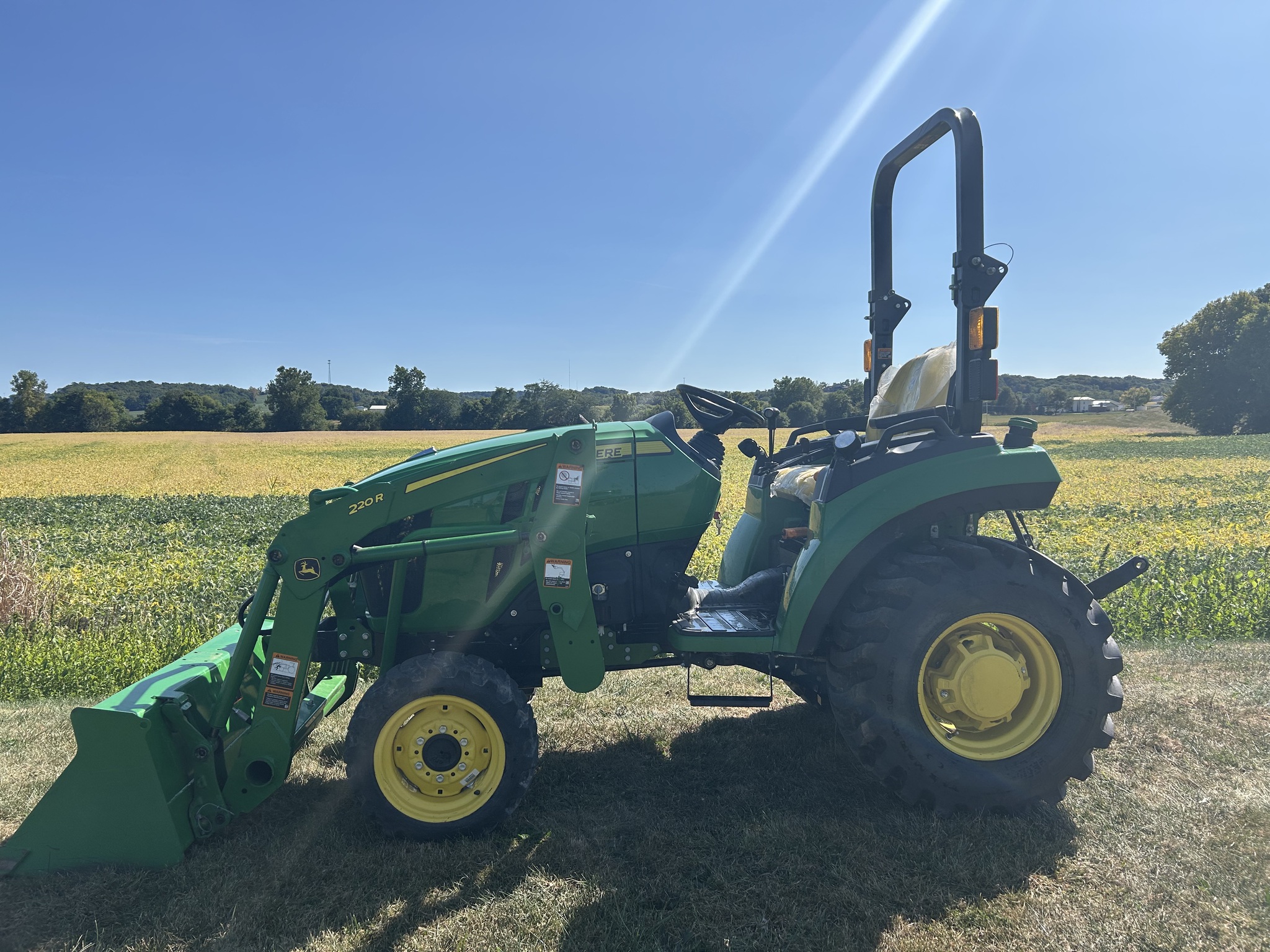 2023 John Deere 2032R Image 1