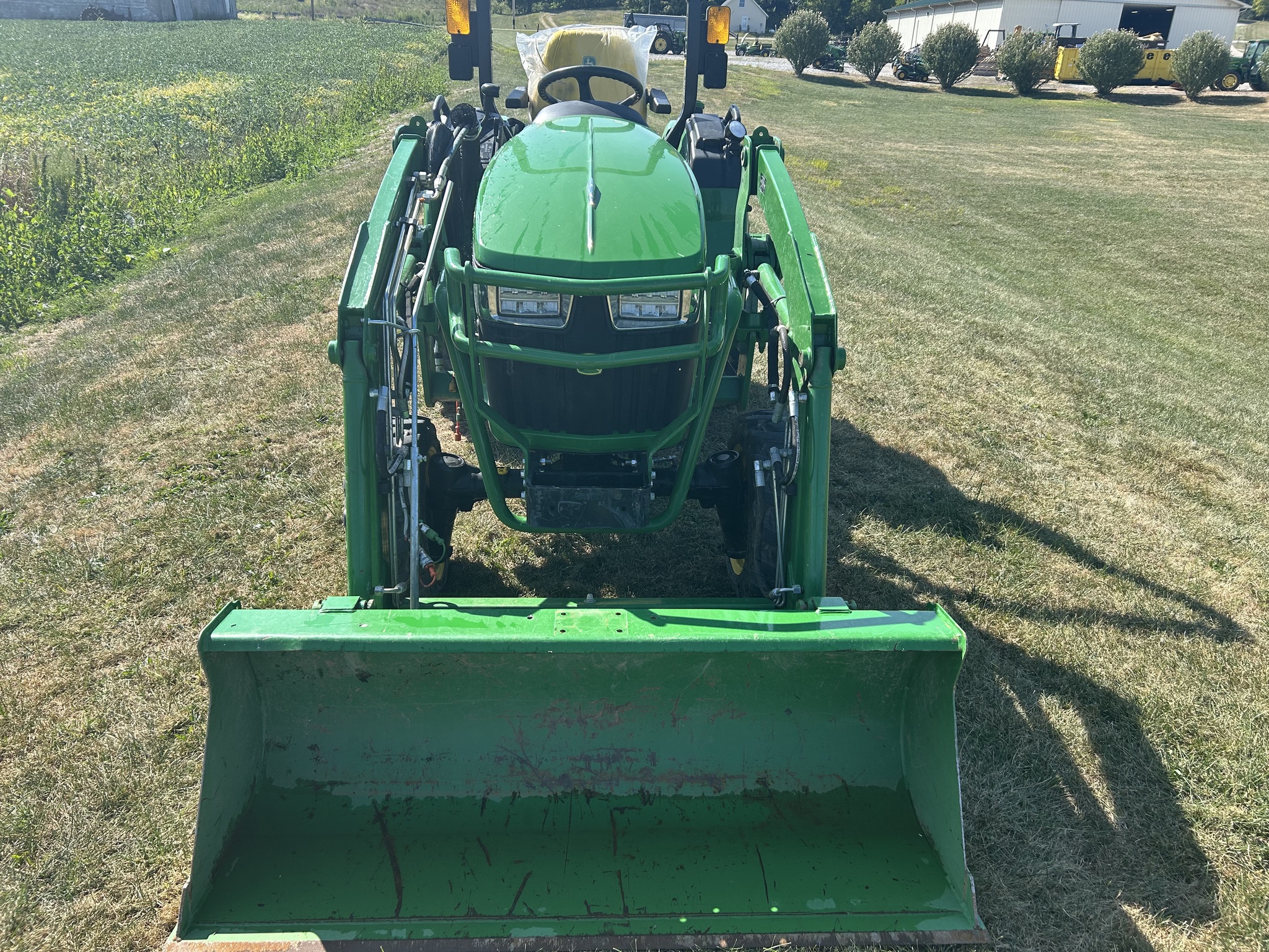 2023 John Deere 2032R Image 2