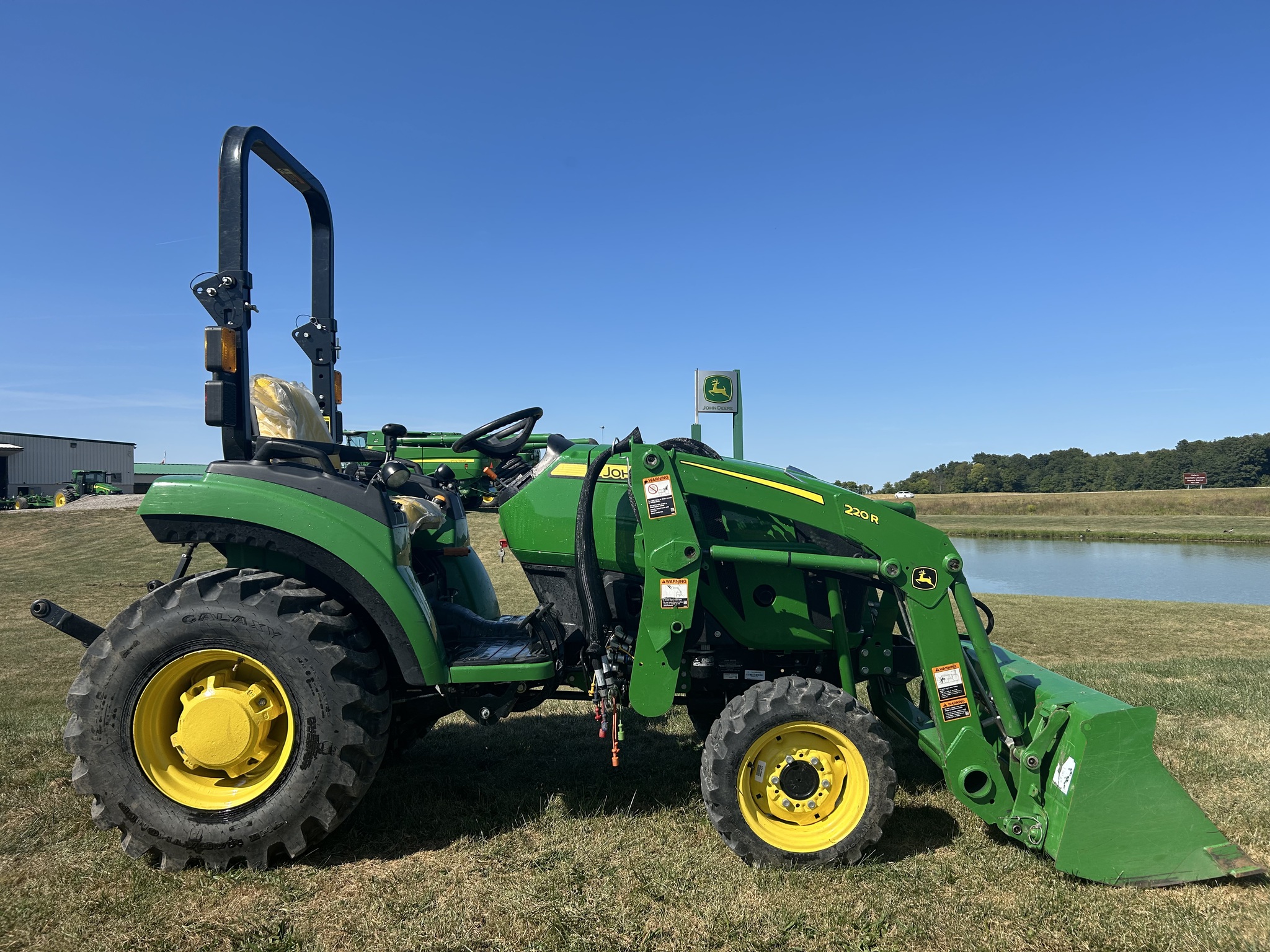 2023 John Deere 2032R Image 3