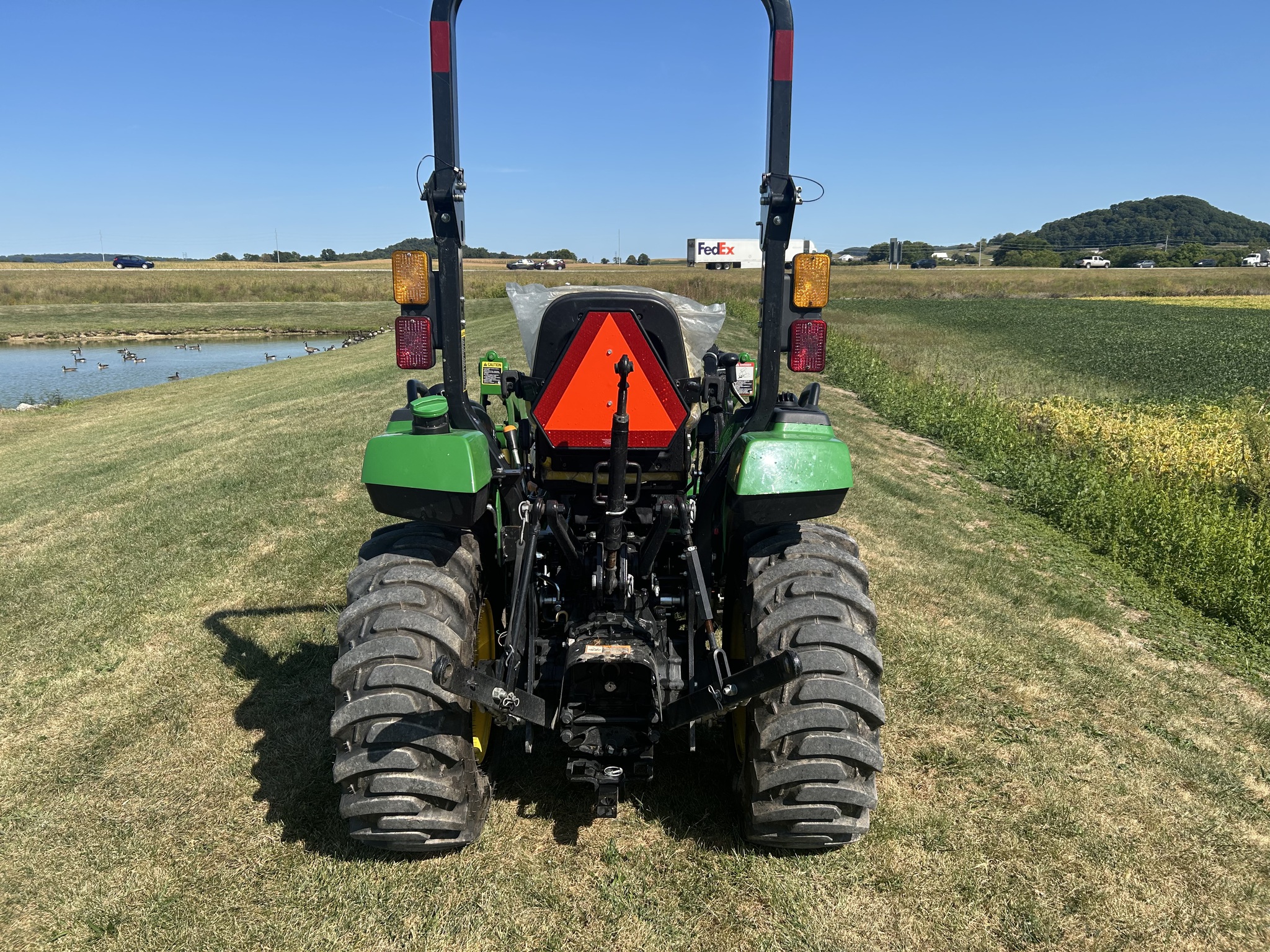 2023 John Deere 2032R Image 4