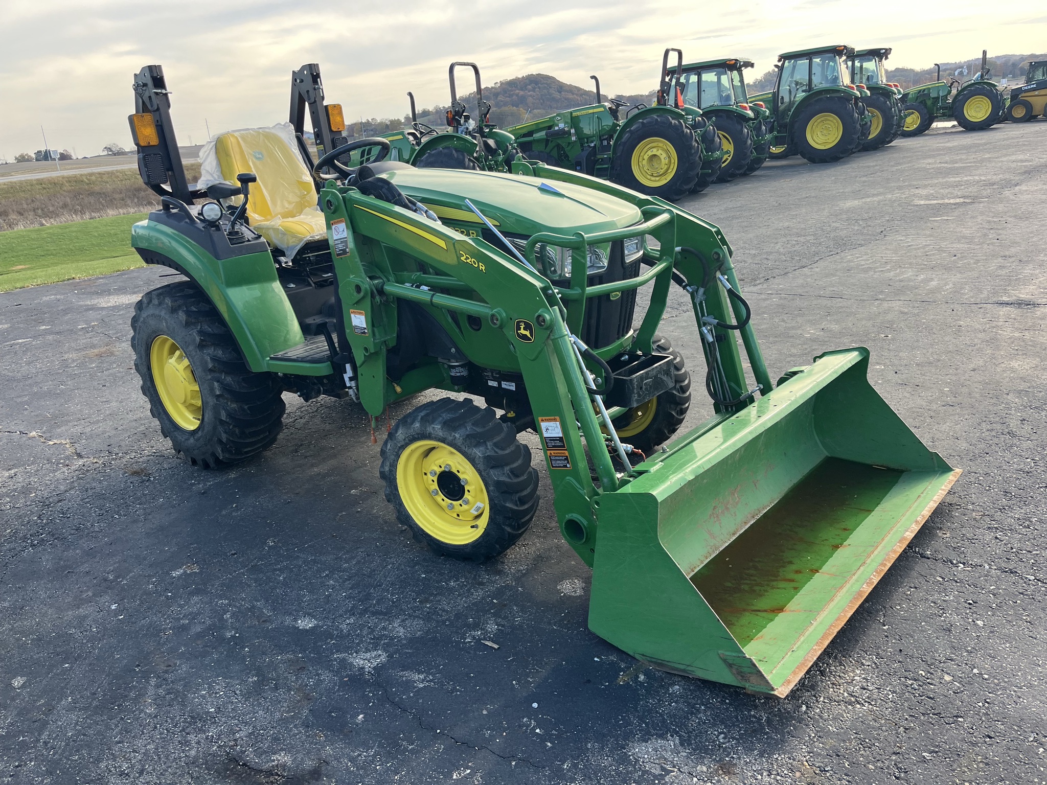 2023 John Deere 2032R Image 4