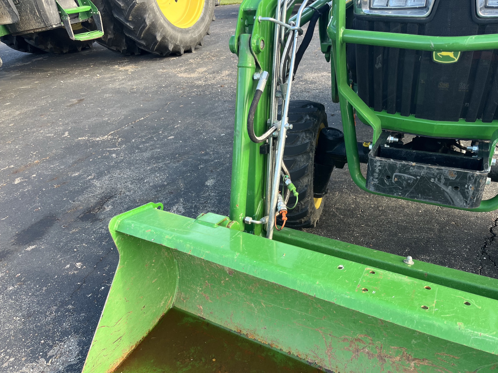 2023 John Deere 2032R Image 3