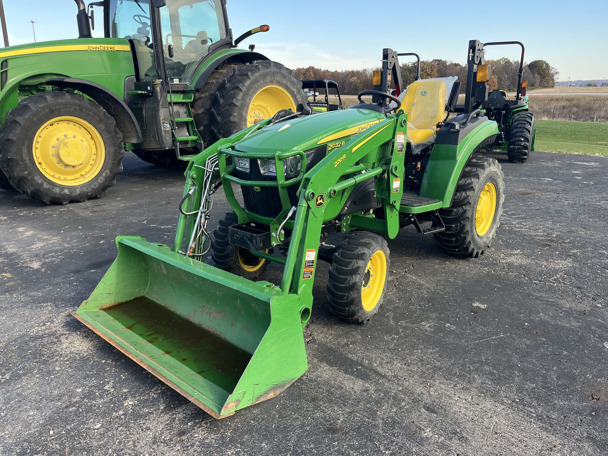 2023 John Deere 2032R Image 2