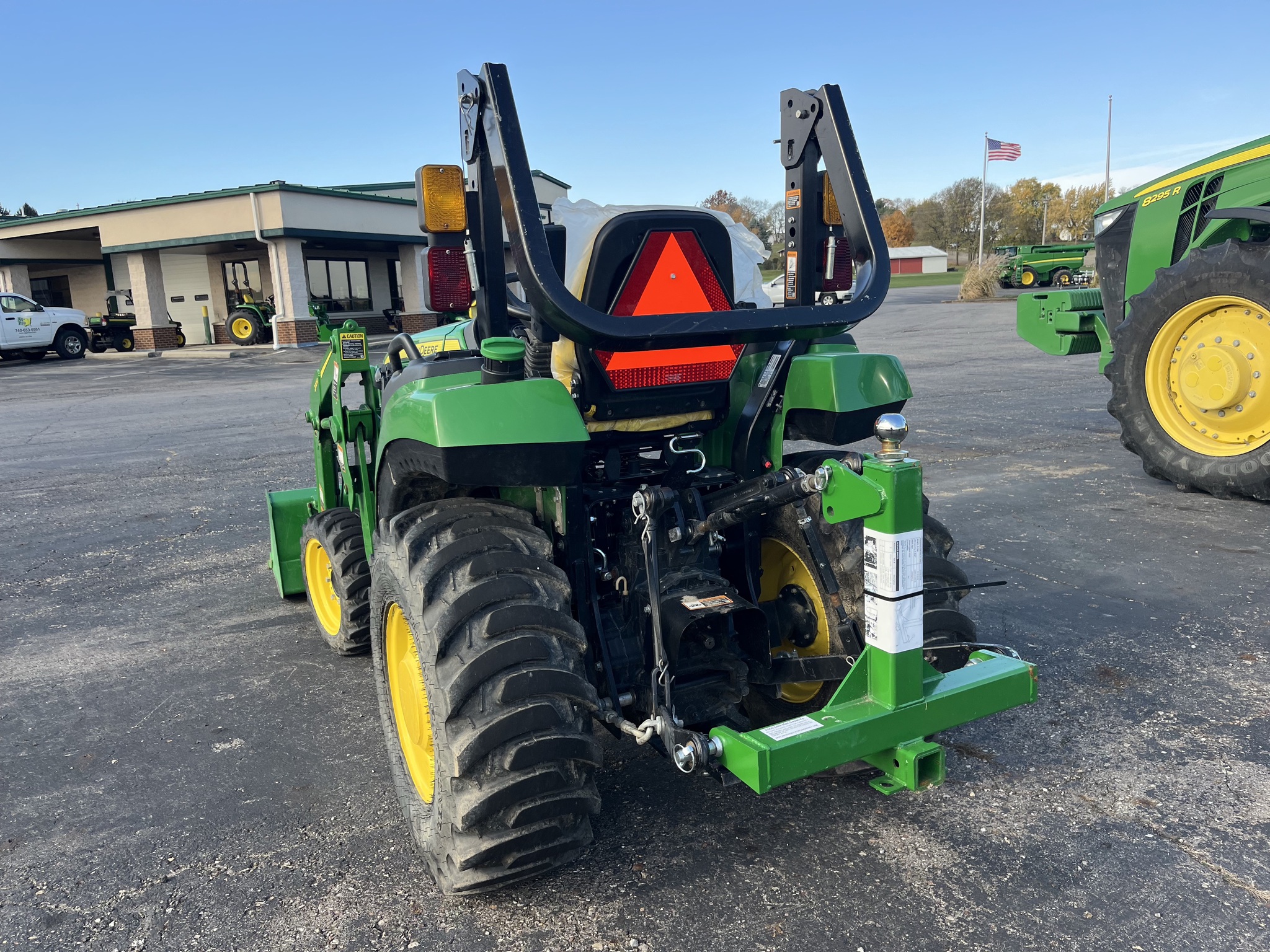 2023 John Deere 2032R Image 8