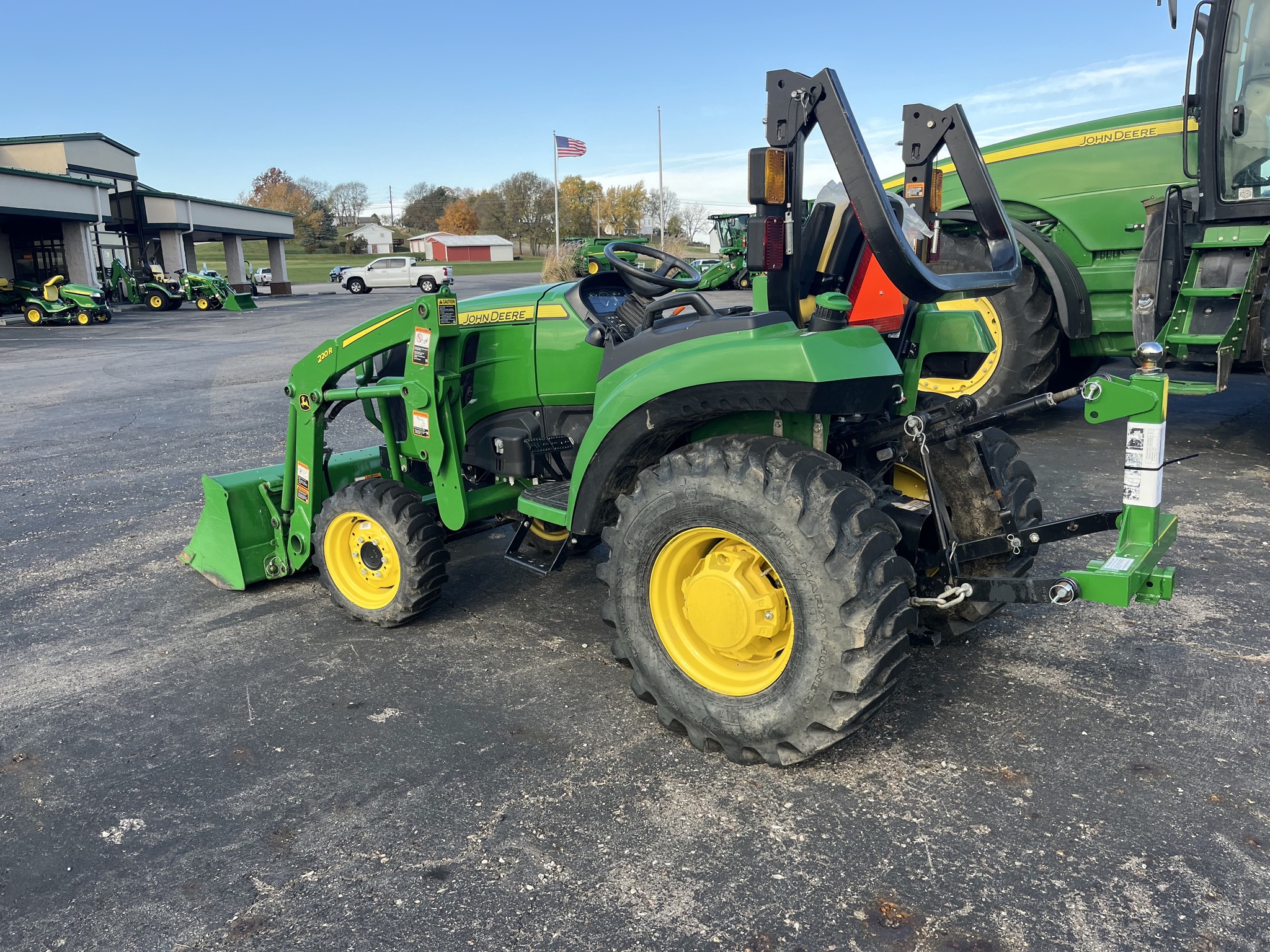 2023 John Deere 2032R Image 7